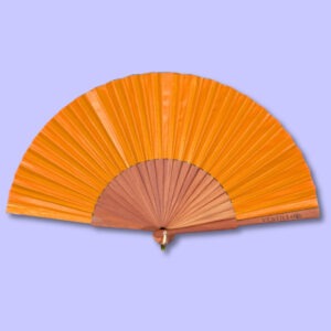 Éventail en bois de couleur orange vif avec la marque Ventillo gravée, présenté ouvert.