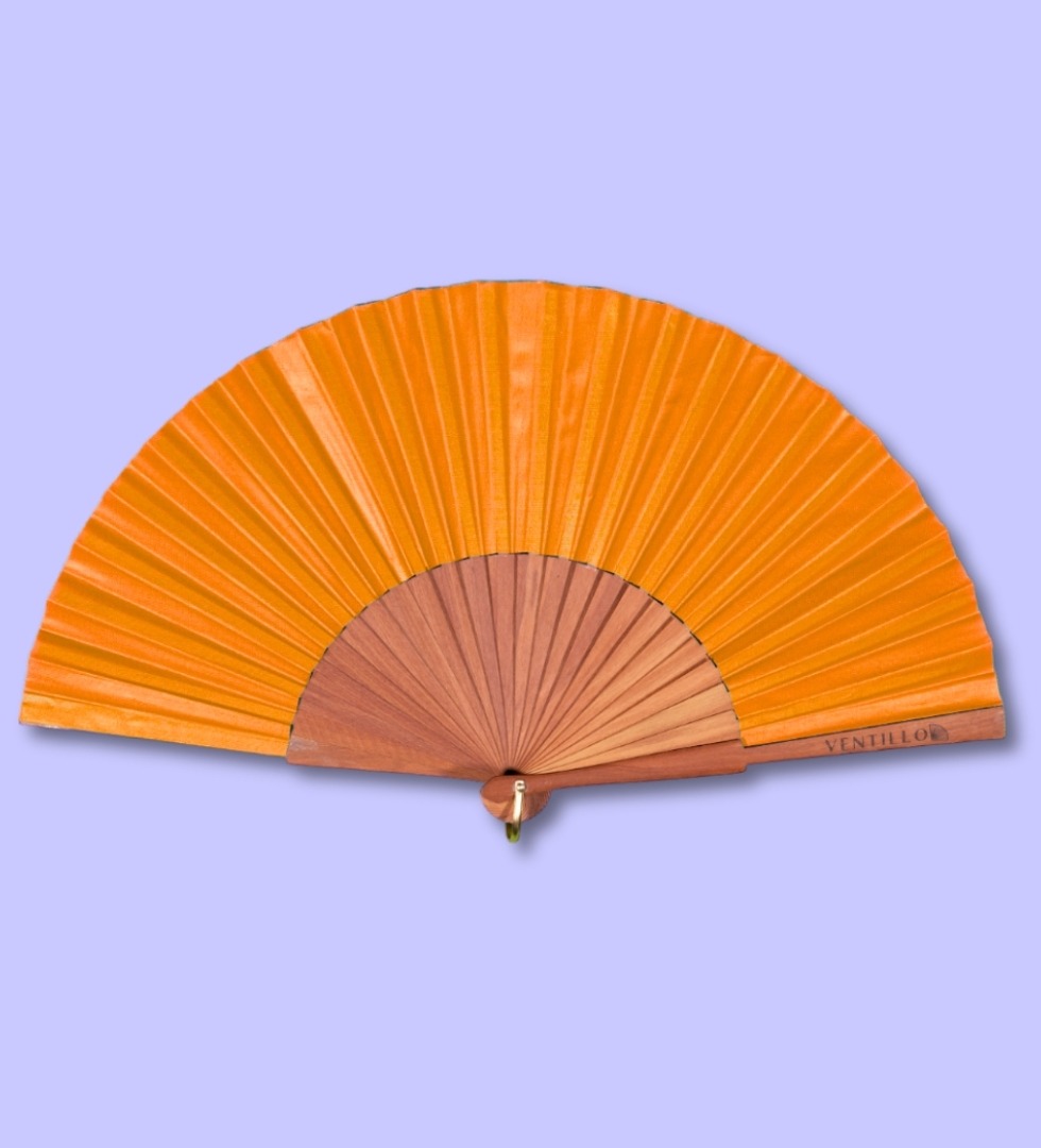Éventail en bois de couleur orange vif avec la marque Ventillo gravée, présenté ouvert.