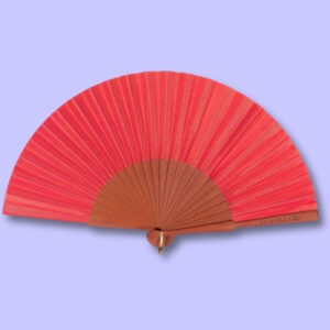 Éventail en bois de couleur rouge vif avec la marque Ventillo gravée, présenté ouvert.
