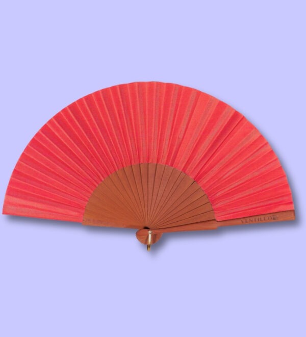 Éventail en bois de couleur rouge vif avec la marque Ventillo gravée, présenté ouvert.