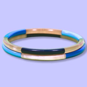 Jonc en métal de 5 mm d’épaisseur avec trois bandes de couleur bleu sur fond violet.