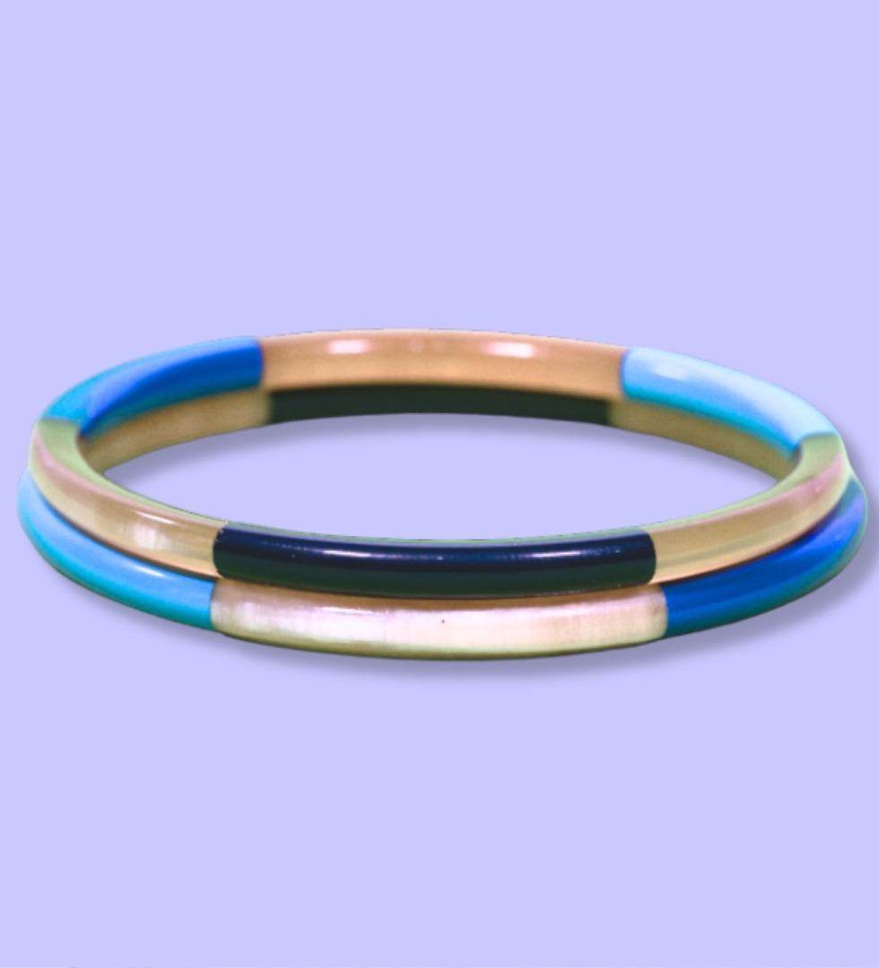 Jonc en métal de 5 mm d’épaisseur avec trois bandes de couleur bleu sur fond violet.