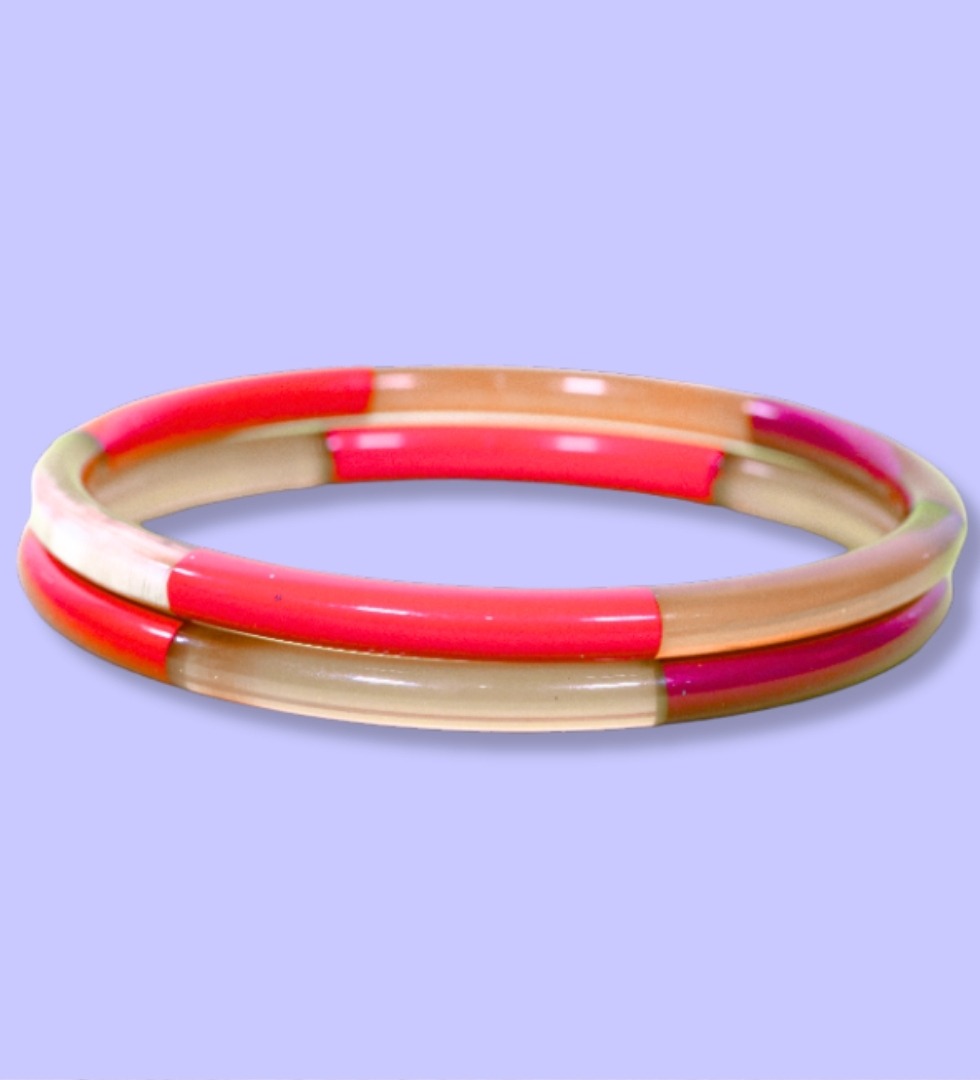 Jonc en métal de 5 mm d’épaisseur avec trois bandes de couleur corail sur fond violet.