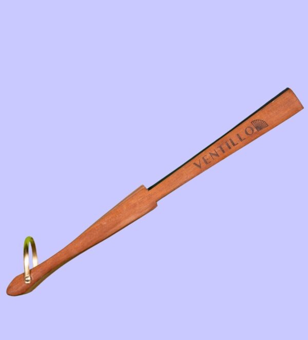 Éventail fermé en bois avec une attache dorée et la marque Ventillo gravée sur la tige.