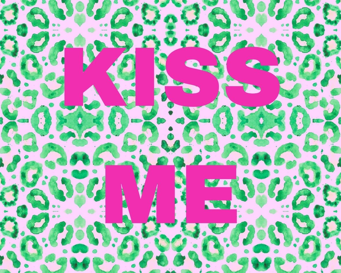kiss me Image d’un motif léopard vert avec le texte “KISS ME” en rose, idéal pour des accessoires de mode audacieux et fun.