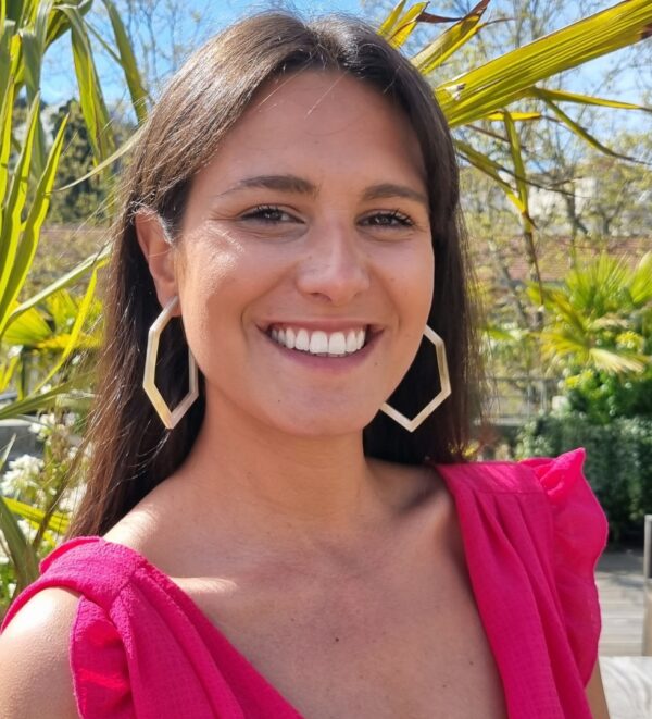 Créoles modernes en corne Image d’une femme souriante portant des boucles d’oreilles hexagonales en corne, ajoutant une touche unique et élégante à son look. Parfait pour les accessoires de mode tendance.