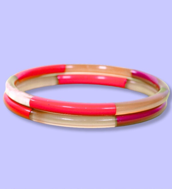 Jonc en métal de 5 mm d’épaisseur avec trois bandes de couleur corail sur fond violet.