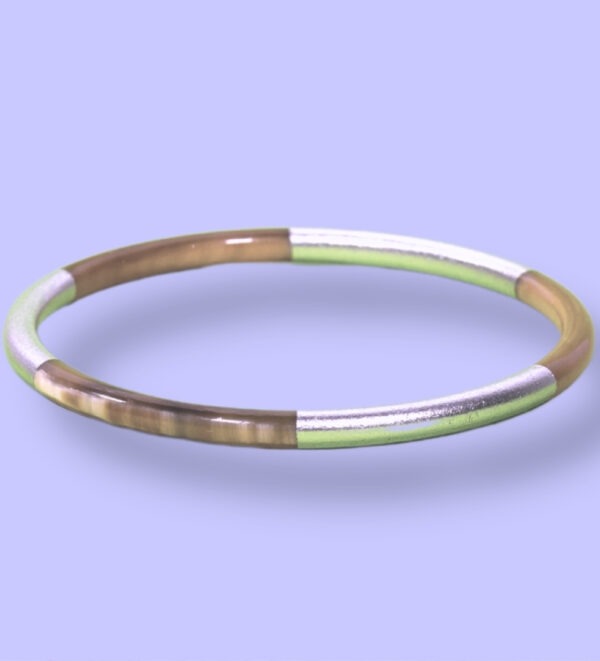 Jonc 5mm 3 metal-zoom (4) Jonc en métal de 5 mm d’épaisseur avec trois bandes argentées sur fond violet.