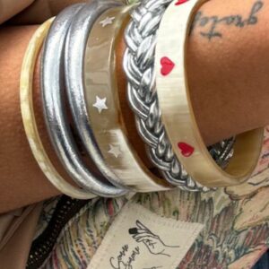 Découvrez notre collection de joncs en corne et argent, parfaits pour sublimer votre poignet avec élégance et originalité. Chaque bracelet est orné de motifs uniques, comme des étoiles et des cœurs, ajoutant une touche de charme et de distinction. Idéaux pour compléter n’importe quelle tenue, ces joncs apportent une touche de sophistication à votre style