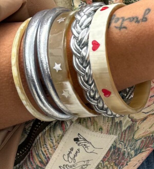 Jonc corne argent Découvrez notre collection de joncs en corne et argent, parfaits pour sublimer votre poignet avec élégance et originalité. Chaque bracelet est orné de motifs uniques, comme des étoiles et des cœurs, ajoutant une touche de charme et de distinction. Idéaux pour compléter n’importe quelle tenue, ces joncs apportent une touche de sophistication à votre style