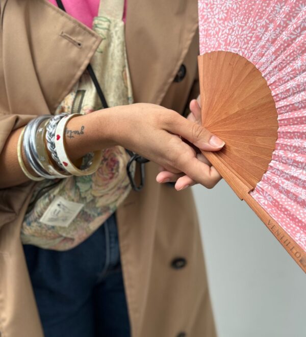 Look Eventail Corail liberty Ce magnifique éventail corail Liberty, élégant et sophistiqué, est parfait pour apporter une touche de raffinement à votre tenue. Grâce à son accroche pratique, il se fixe facilement à votre sac ou à votre poignet, vous permettant de le transporter partout avec style