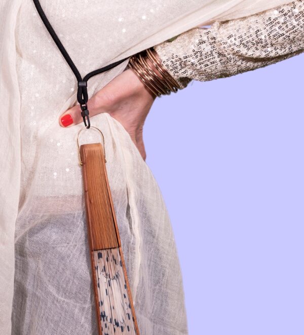 cordon eventail Découvrez notre cordon bandoulière pour éventail, un accessoire indispensable pour garder votre éventail à portée de main tout en ayant les mains libres. Fabriqué en matière résistante, ce cordon s’adapte à tous les modèles d’éventails grâce à ses attaches sécurisées. Idéal pour un usage quotidien, il ajoute une touche d’élégance et de praticité à votre tenue. Parfait pour les journées chaudes ou les événements en plein air, ce cordon bandoulière assure que votre éventail est toujours accessible. Le logo Ventillo, gravé sur les attaches, complète ce design raffiné et fonctionnel.