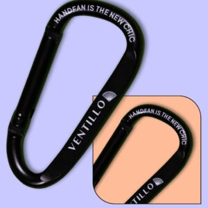 Découvrez notre mousqueton élégant et pratique, conçu spécialement pour transporter votre éventail avec style. Fabriqué en aluminium léger mais robuste, ce mousqueton est gravé avec le slogan “Handfan is the new chic” pour ajouter une touche de sophistication. Idéal pour les sorties, il se fixe facilement à votre sac ou à votre ceinture, garantissant que votre éventail est toujours à portée de main. Un accessoire essentiel pour les amateurs d’éventails, alliant utilité et esthétique moderne.