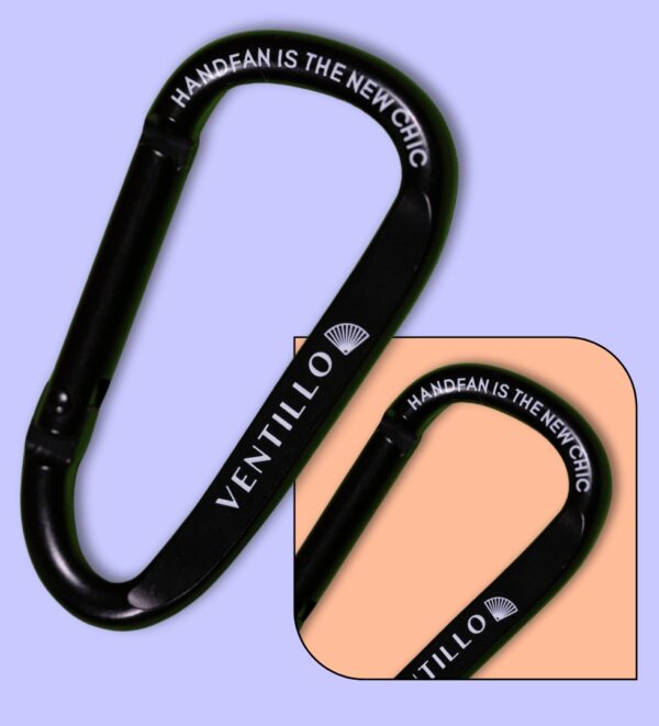 Découvrez notre mousqueton élégant et pratique, conçu spécialement pour transporter votre éventail avec style. Fabriqué en aluminium léger mais robuste, ce mousqueton est gravé avec le slogan “Handfan is the new chic” pour ajouter une touche de sophistication. Idéal pour les sorties, il se fixe facilement à votre sac ou à votre ceinture, garantissant que votre éventail est toujours à portée de main. Un accessoire essentiel pour les amateurs d’éventails, alliant utilité et esthétique moderne.