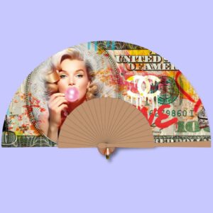 Cet éventail vibrant présente une illustration de style pop art mettant en avant une femme blonde en train de mâcher un chewing-gum, entourée de motifs de billets de banque et de logos iconiques. Le fond violet de l’éventail ajoute une touche moderne et attrayante. Ce mélange d’éléments culturels et artistiques crée un accessoire unique et audacieux, idéal pour ajouter une note de fantaisie et de créativité à votre tenue.