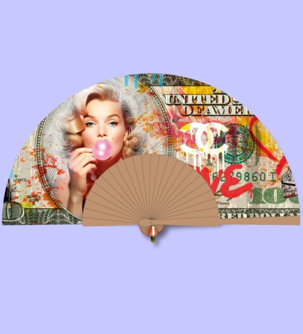 Cet éventail vibrant présente une illustration de style pop art mettant en avant une femme blonde en train de mâcher un chewing-gum, entourée de motifs de billets de banque et de logos iconiques. Le fond violet de l’éventail ajoute une touche moderne et attrayante. Ce mélange d’éléments culturels et artistiques crée un accessoire unique et audacieux, idéal pour ajouter une note de fantaisie et de créativité à votre tenue.