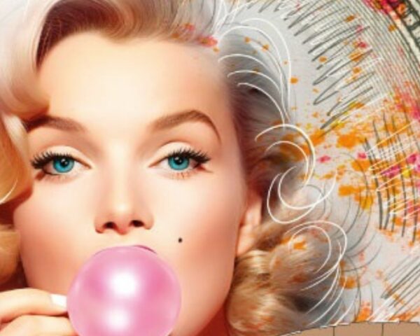 Image en style pop art d’une femme blonde avec des yeux bleus, mâchant un chewing-gum rose. Idéal pour des accessoires de mode et des thèmes artistiques.
