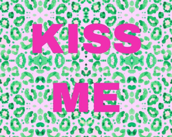 Image d’un motif léopard vert avec le texte “KISS ME” en rose, idéal pour des accessoires de mode audacieux et fun.