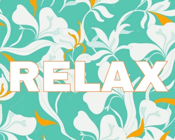 Image d’un motif de feuilles en vert et orange avec le texte “RELAX” en lettres blanches, idéal pour des accessoires de mode apaisants et estivaux.